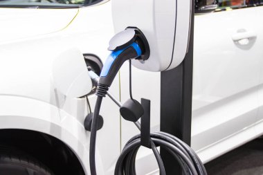 Aracın aküsünü şarj eden yeni otomotiv yenilikleri şarj edilen elektrikli arabanın güç kaynağı. 