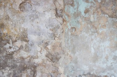 Boş eski tuğla duvar. Zarar görmüş alçılı eski püskü bina.