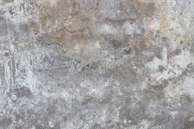 Boş eski tuğla duvar. Zarar görmüş alçılı eski püskü bina.