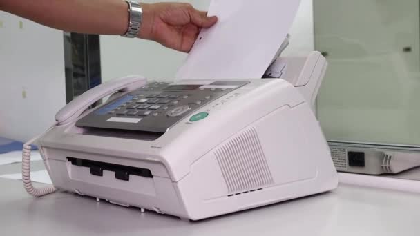 Hombre Mano Están Utilizando Una Máquina Fax Oficina Equipo Para — Vídeo de stock