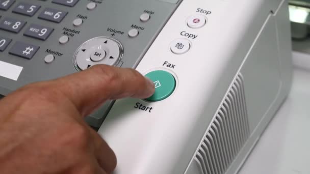 Hombre Mano Están Utilizando Una Máquina Fax Oficina Equipo Para — Vídeo de stock