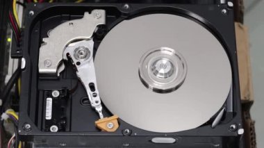Bilgisayar konsepti için sabit disk sürücüsü Veri depolama yazısında çalışıyor