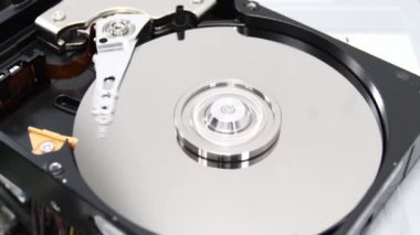Bilgisayar konsepti için sabit disk sürücüsü Veri depolama yazısında çalışıyor