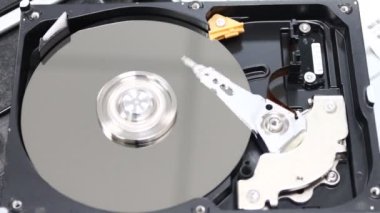 Bilgisayar konsepti için sabit disk sürücüsü Veri depolama yazısında çalışıyor