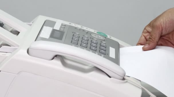 Hombre Mano Están Utilizando Una Máquina Fax Oficina Equipo Para — Vídeos de Stock