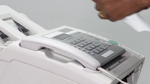 Χέρι Άνθρωπος Χρησιμοποιούν Ένα Φαξ Στο Γραφείο Εξοπλισμός Για Διαβίβαση — Αρχείο Βίντεο