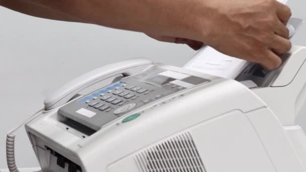 Χέρι Άνθρωπος Χρησιμοποιούν Ένα Φαξ Στο Γραφείο Εξοπλισμός Για Διαβίβαση — Αρχείο Βίντεο