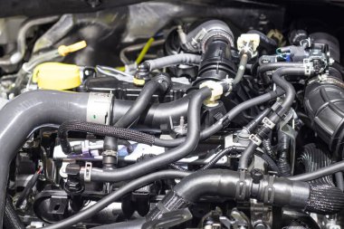 Araba lastiği boruları ve hortumlar arabanın radyatöründen motora gidiyor.