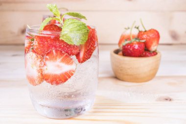 Buzlu taze meyve çileği. 