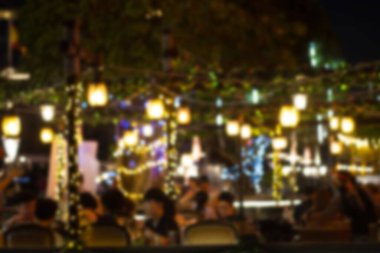 Bulanık bir görüntü. Bir çok insan barda eğleniyor. Bir restorandaki gece festivali ve parti mutlu ve rahatlatıcı..