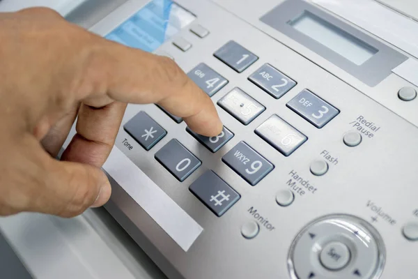 Handmannen Använder Fax Kontoret Utrustning För Dataöverföring — Stockfoto