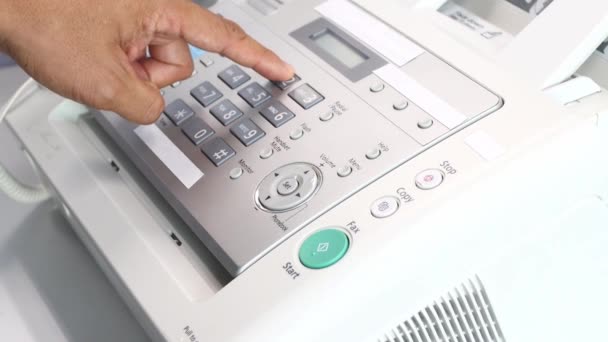 Homem Mão Usando Uma Máquina Fax Escritório Equipamento Para Transmissão — Vídeo de Stock