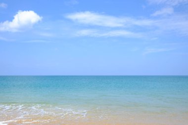 Manzara manzarası. Atmosfer çok güzel. Kum, deniz, gökyüzü rengi, Tayland plajı..