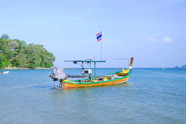 Αλιευτικό Σκάφος Αγκυροβολημένο Στην Παραλία Πουκέτ Ταϊλάνδη — Φωτογραφία Αρχείου