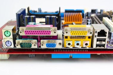 Elektronik ana bilgisayar atığı - geri dönüşüm endüstrisinden eski bilgisayar devre kartları izole edilmiş beyaz arkaplan