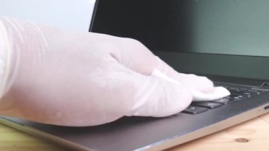 Konsept Önleme sıklıkla temizlik yapar, patojenlerin dizüstü bilgisayarın klavyesi gibi bilgisayar ekipmanlarına yayılmasına olanak sağlayan yüksek trafik bölgelerine odaklanır