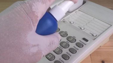 Konsept Önleme sıklıkla temizlik yapar, patojenlerin telefon teçhizatı etrafında yayılmasına olanak sağlayan yüksek trafik bölgelerine odaklanır. 