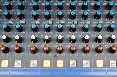 Ses kontrol düğmeleri Ses Kontrol Hi Fi sistemi Ses ekipmanları, dijital stüdyo karıştırıcının kontrol paneli 