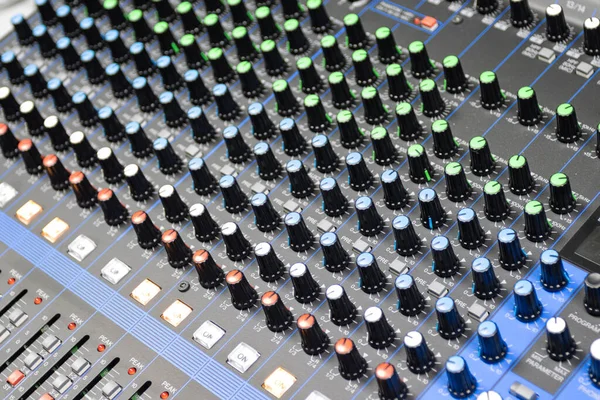 音响控制按钮音响控制高保真系统数字录音室混音器的音响设备 控制面板 — 图库照片