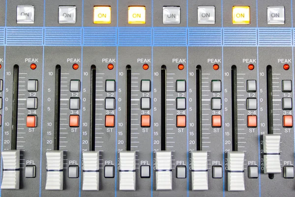オーディオコントロールボタンサウンドコントロールハイFiシステムオーディオ機器 デジタルスタジオミキサーのコントロールパネル — ストック写真