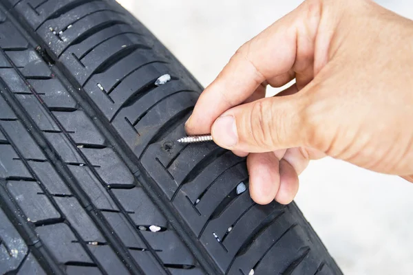 Schraube Reifen Stecken Konzept Prüfen Und Entfernen — Stockfoto