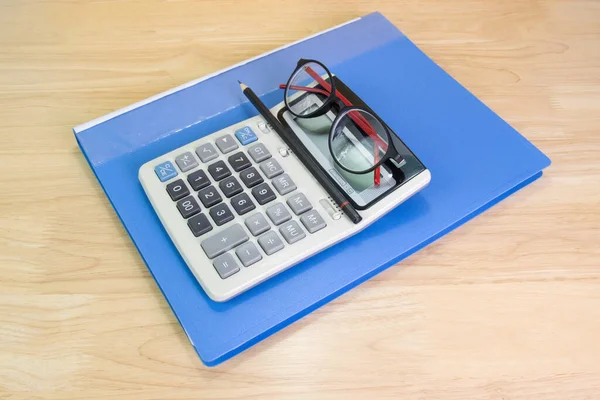 Ołówek Kalkulator Niebieska Teczka Szklanki Białym Drewnianym Stole Koncepcja Sprzętu — Zdjęcie stockowe