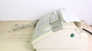 Eleman ofiste faks makinesi kullanıyor. Veri transferi için ekipman..