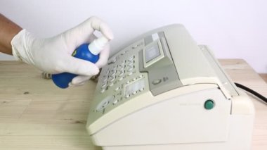 Konsept Önleme sıklıkla temizlik yapar, patojenlerin faks ekipmanları etrafında yayılmasını sağlayan yüksek trafik bölgelerine odaklanır. Telefon düğmesi gibi 