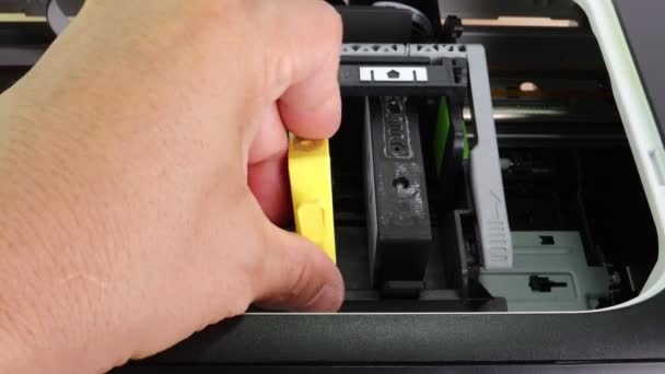 Technici Installeren Inktcartridge Inkjetcartridge Een Onderdeel Van Een Inkjetprinter — Stockvideo