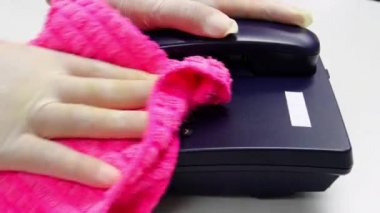 Konsept Önleme sıklıkla temizlik yapar, patojenlerin telefon teçhizatı etrafında yayılmasına olanak sağlayan yüksek trafik bölgelerine odaklanır. 