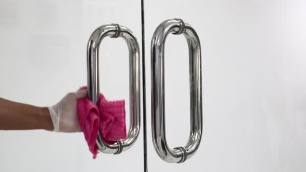 Pencegahan Pembersihan Pintu Menangani Dengan Solusi Disinfektan Untuk Membunuh Virus — Stok Video