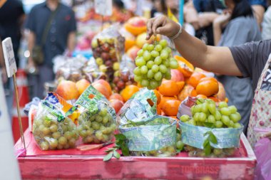 Çin Mahallesi Bangkok Tayland 'da Fruit alıp satmak ve insanların yoğun bölgelerde yüksek oranda toplanması Bangko' nun sokak yemeklerinin dönüm noktası.
