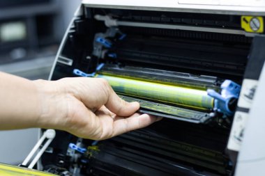 Lazer yazıcı konsept ofis malzemeleri onarımı için toner değiştiren teknisyenler