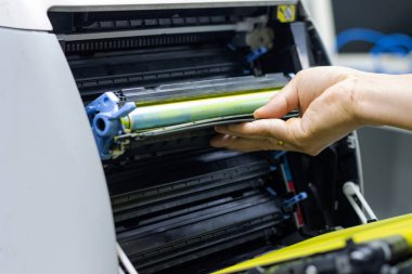 Lazer yazıcı konsept ofis malzemeleri onarımı için toner değiştiren teknisyenler