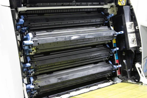 Yazıcının arkasında bir lazer yazıcı toneri kartuşu 4 renk