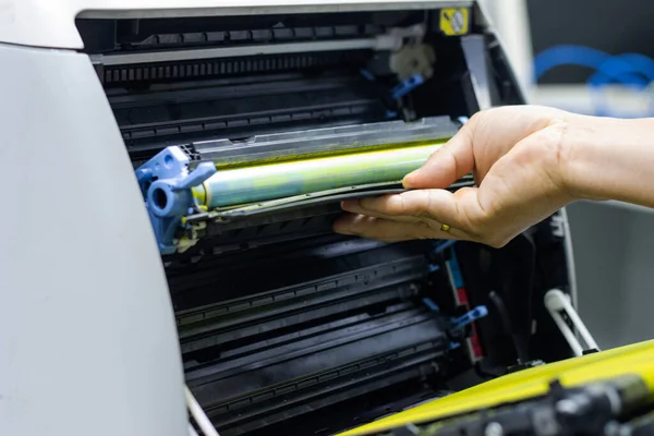 Técnicos Substituindo Toner Conceito Impressora Laser Reparação Materiais Escritório — Fotografia de Stock