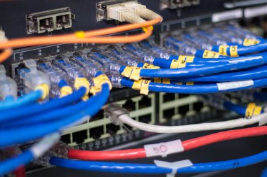 İnternet ağı, konsept iletişim teknolojisine bir anahtarın bağlantı portunu bağlayacak ağ kabloları