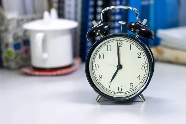 Reloj Escritorio Trabajo Oficina Tiempo Los Conceptos Trabajo Los Empresarios — Foto de Stock