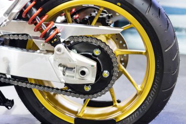 Nonthaburi Thailand -9 Aralık 2020: - Uluslararası Motor Show Nonthaburi, Tayland 'daki bir gösteri için kırmızı şok emiciler ve arka zincir fren diski ve HONDA Motosikleti