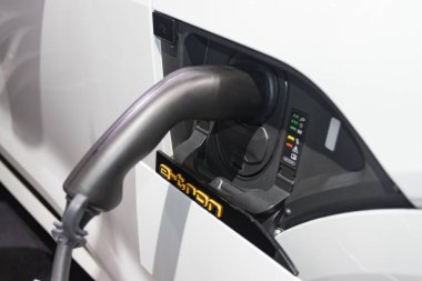 Aracın aküsünü şarj eden yeni otomotiv yenilikleri şarj edilen elektrikli arabanın güç kaynağı. 