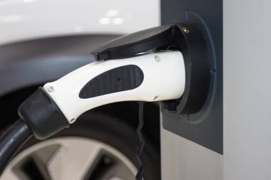 Aracın aküsünü şarj eden yeni otomotiv yenilikleri şarj edilen elektrikli arabanın güç kaynağı. 