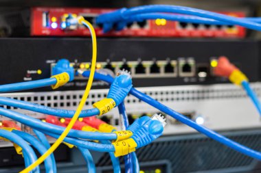 İnternet ağı, konsept iletişim teknolojisine bir anahtarın bağlantı portunu bağlayacak ağ kabloları