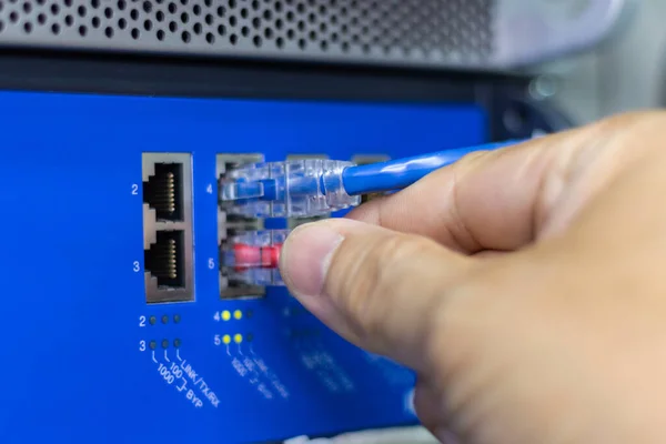 인터넷 네트워크를 연결하기 스위치의 항구를 연결하기 네트워크 케이블을 남자의 컨셉트 — 스톡 사진