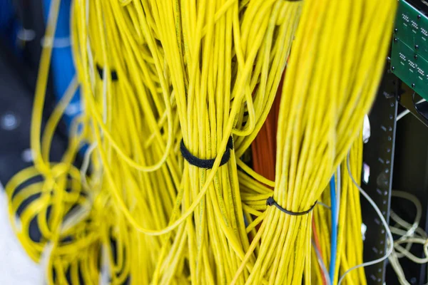 Жовті Мережеві Кабелі Кімнаті Сервера Підключення Мережевого Інтернету — стокове фото