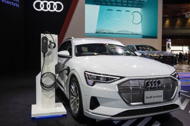 BANGKOK - 2 Aralık 2020 Otomobil Fuarı The Audi e-tron, Bangkok, Tayland 'daki otomobil fuarlarında ve diğer sergilerde elektrohareketliliğin heyecan verici dünyasını gösteriyor