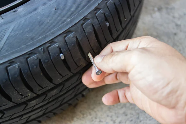 Schraube Reifen Stecken Konzept Prüfen Und Entfernen — Stockfoto