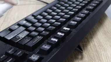 Konsept Önleme sıklıkla temizlik yapar, patojenlerin klavye bilgisayarı gibi bilgisayar ekipmanları etrafında yayılmasına olanak sağlayan yüksek trafik bölgelerine odaklanır