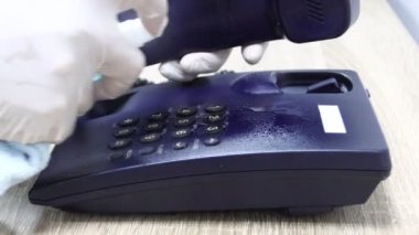 Konsept Önleme sıklıkla temizlik yapar, patojenlerin klavye bilgisayarı gibi bilgisayar ekipmanları etrafında yayılmasına olanak sağlayan yüksek trafik bölgelerine odaklanır