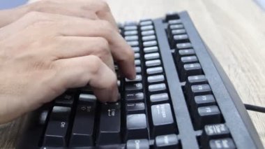 İnsan eliyle yazılan bilgisayar klavyesi çalışma kağıtları kavramı evde veya ofiste