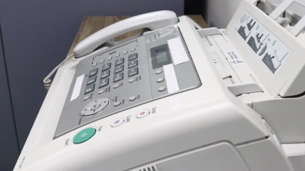 Mano Hombre Está Utilizando Una Máquina Fax Oficina Equipo Para — Vídeo de stock